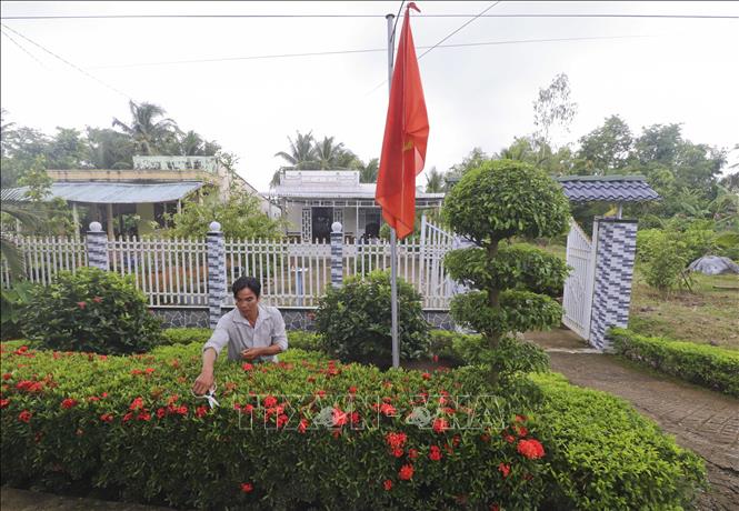 Sau khi được cán bộ, đảng viên Chi bộ ấp Ba Ngàn A giải thích, vận động, hộ ông Nguyễn Văn Bình thực hiện vườn cây ăn trái, nhà sạch, cảnh quan đẹp thành mô hình điểm của ấp. Ảnh: Duy Khương - TTXVN