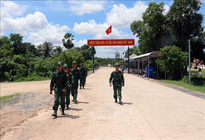 Cán bộ, chiến sĩ Đồn Biên phòng cửa khẩu Giang Thành tuần tra, bảo vệ đường biên, cột mốc trên tuyến biên giới tiếp giáp Campuchia. Ảnh: Lê Huy Hải - TTXVN