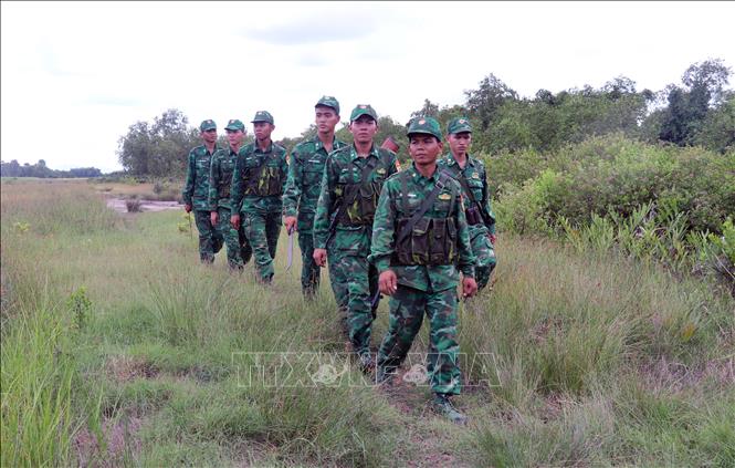 Cán bộ, chiến sĩ Đồn Biên phòng cửa khẩu Giang Thành tuần tra, bảo vệ đường biên, cột mốc trên tuyến biên giới tiếp giáp Campuchia. Ảnh: Lê Huy Hải - TTXVN