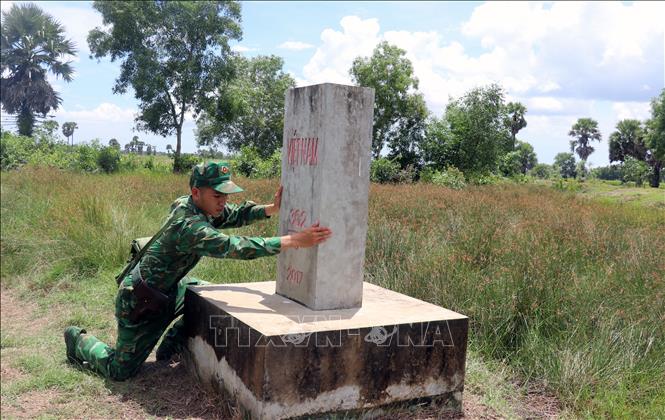 Chiến sĩ Đồn Biên phòng cửa khẩu Giang Thành kiểm tra cột mốc trên tuyến biên giới tiếp giáp Campuchia. Ảnh: Lê Huy Hải - TTXVN