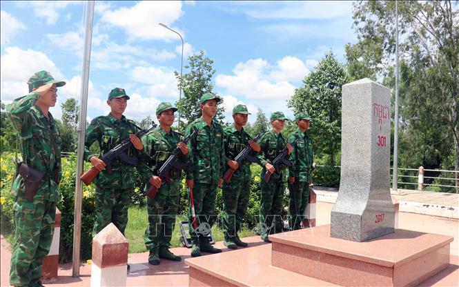 Cán bộ, chiến sĩ Đồn Biên phòng cửa khẩu Giang Thành tuần tra, bảo vệ đường biên, cột mốc trên tuyến biên giới tiếp giáp Campuchia. Ảnh: Lê Huy Hải - TTXVN