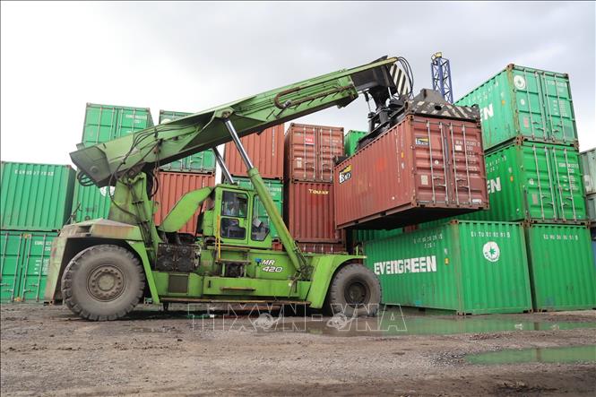 Xe nâng chuyển conteiner gạo tại Khu kiểm dịch thực vật - gạo và nông sản riêng của Công ty TNHH Dương Vũ. Ảnh: Minh Hưng – TTXVN
