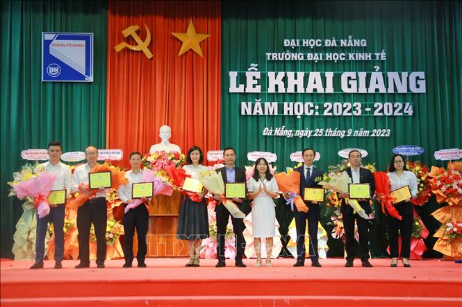 Tri ân và vinh danh các doanh nghiệp đồng hành trong công tác khuyến học của nhà trường. Ảnh: Văn Dũng-TTXVN