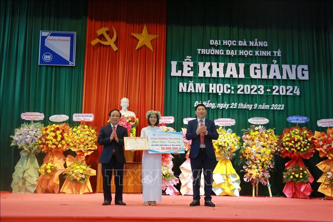 Vinh danh tân thủ khoa đầu vào năm 2023.  Ảnh: Văn Dũng-TTXVN
