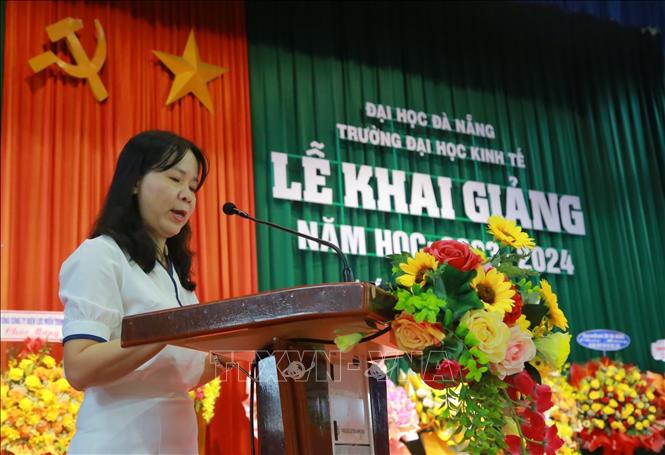 PGS.TS. Võ Thị Thúy Anh, Phó Hiệu trưởng phụ trách, đọc diễn văn khai giảng. Ảnh: Văn Dũng-TTXVN
