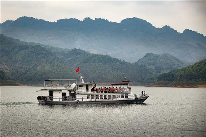 Tàu du lịch chở du khách trong khung cảnh thơ mộng trên lòng hồ Hòa Bình. Ảnh Trọng Đạt-TTXVN 
