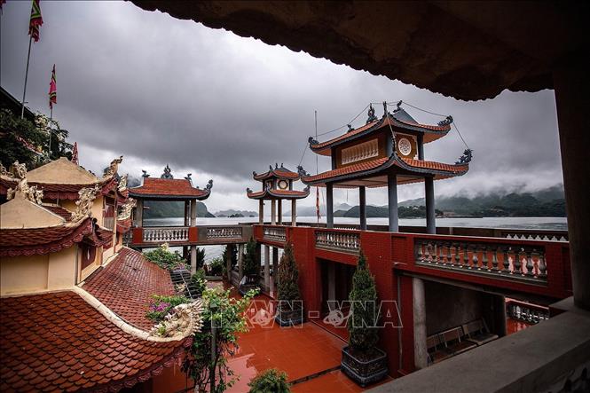 Đền bà Chúa Thác Bờ là điểm du lịch nổi tiếng của tỉnh Hòa Bình. Ảnh Trọng Đạt-TTXVN