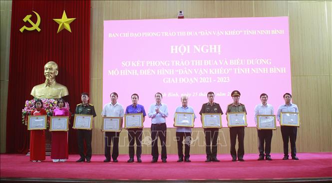Ông Mai Văn Tuất, Phó Bí thư Thường trực Tỉnh ủy, Chủ tịch HĐND tỉnh Ninh Bình trao Bằng khen của Chủ tịch UBND tỉnh cho 10 tập thể có thành tích xuất sắc trong thực hiện phong trào thi đua ''Dân vận khéo'' trên địa bàn tỉnh Ninh Bình giai đoạn 2021 - 2023. Ảnh: Thùy Dung - TTXVN