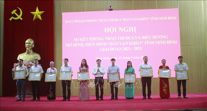 Ông Đỗ Việt Anh, Trưởng Ban Dân vận Tỉnh ủy, Chủ tịch Ủy ban MTTQ Việt Nam tỉnh Ninh Bình trao Bằng khen của UBND tỉnh cho 10 cá nhân có thành tích xuất sắc trong thực hiện phong trào thi đua ''Dân vận khéo'' trên địa bàn tỉnh Ninh Bình giai đoạn 2021 - 2023. Ảnh: Thùy Dung - TTXVN