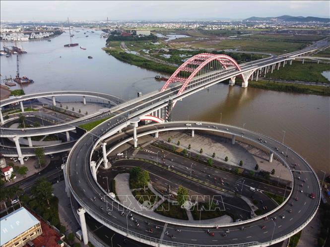 Cầu Hoàng Văn Thụ được thiết kế theo mô hình cánh chim biển. Ảnh: Vũ Sinh - TTXVN