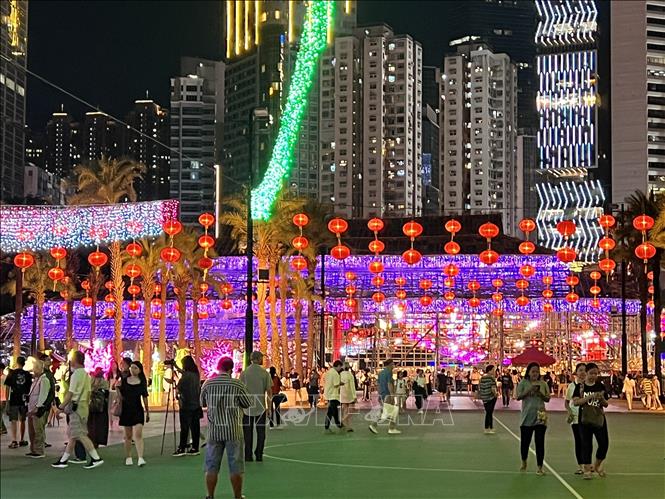 Người dân tham quan triển lãm đèn lồng ở công viên Victoria (Hong Kong). Ảnh: Mạc Luyện - PV TTXVN tại Hong Kong