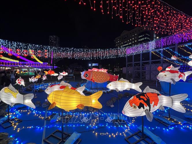 Những chiếc đèn lồng hình cá ngộ nghĩnh tại công viên Victoria (Hong Kong). Ảnh: Mạc Luyện - PV TTXVN tại Hong Kong