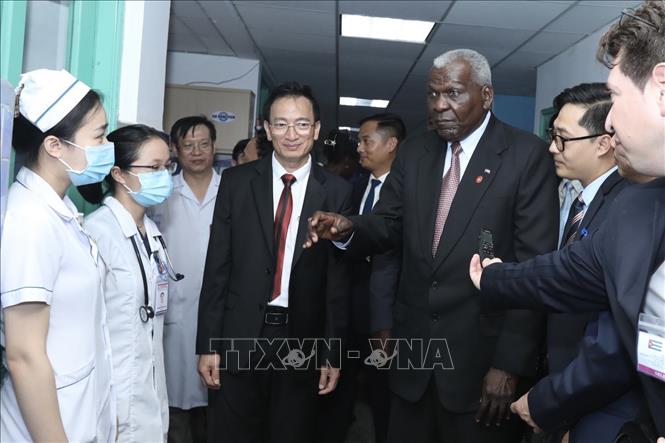 President of the National Assembly of People's Power of Cuba Esteban Lazo Hernandez on September 25 visits the Vietnam-Cuba friendship hospital in the central province of Quang Binh’s Dong Hoi city. VNA Photo: Minh Quyết