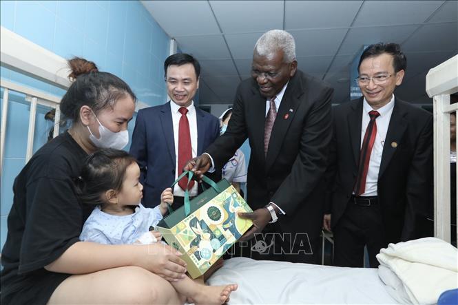 President of the National Assembly of People's Power of Cuba Esteban Lazo Hernandez on September 25 visits the Vietnam-Cuba friendship hospital in the central province of Quang Binh’s Dong Hoi city. VNA Photo: Minh Quyết