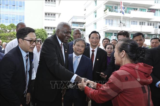 President of the National Assembly of People's Power of Cuba Esteban Lazo Hernandez on September 25 visits the Vietnam-Cuba friendship hospital in the central province of Quang Binh’s Dong Hoi city. VNA Photo: Minh Quyết