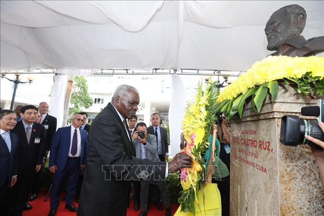President of the National Assembly of People's Power of Cuba Esteban Lazo Hernandez lays a wreath to pay respects to Fidel Castro at his monument in the premises of the hospital. VNA Photo: Minh Quyết