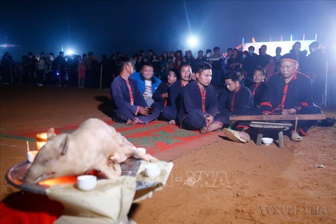 Lễ nhảy lửa được bắt đầu bằng việc thầy cúng của người Pà Thẻn làm lễ cầu khấn thần linh (Tuyên Quang, 2023). Ảnh: Nam Sương - TTXVN