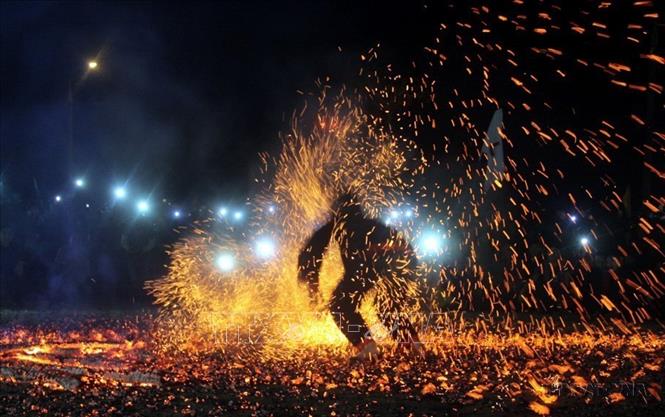 Người Pà Thẻn nhảy múa trên đống than đỏ rực mà không hề bị bỏng, bị thương (Tuyên Quang, 2017). Ảnh: Quang Cường – TTXVN.