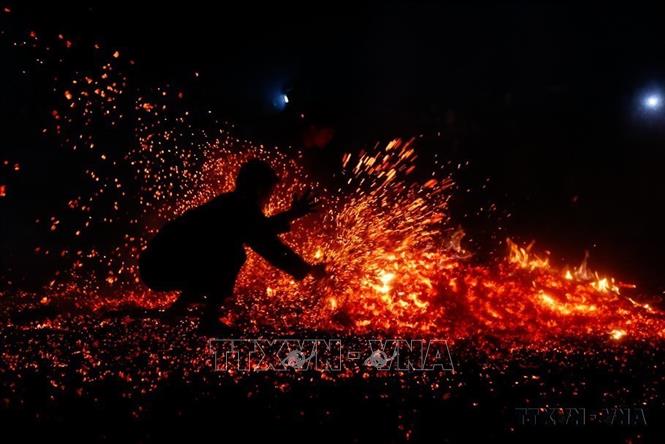 Theo người Pà Thẻn, việc nhảy lửa nhằm truyền dạy cho con cháu đời sau cách để xua đi nỗi sợ hãi, yếu đuối và kết hợp với các bài cúng, bài chú xin sức mạnh từ thần linh, giúp cho những người can đảm, mạnh mẽ mới nhảy được vào đống lửa thiêng (Tuyên Quang, 2023). Ảnh: Nam Sương - TTXVN