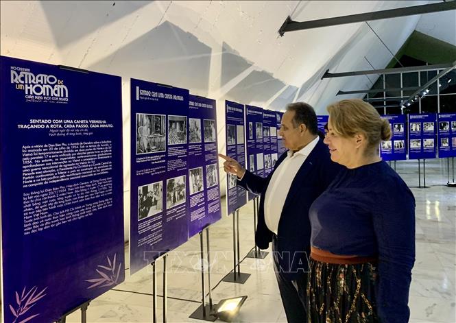 Delegates at the photo exhibition on President Ho Chi Minh and the Vietnamese land and people. VNA Photo: Dương Giang