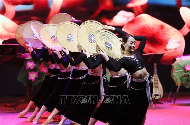 An art performance at the ceremony, named “Viet Nam – Nhung sac mau” (Colours of Vietnam) featuring typical songs and dances of the northern, Central Highlands and southern regions of the Southeast Asian nation. VNA Photo: Dương Giang