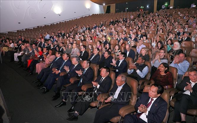 Delegates at the art programme. VNA Photo: Dương Giang
