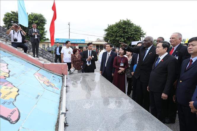 Các đại biểu tham quan Di tích Kỳ đài Hiền Lương trong Khu di tích quốc gia đặc biệt Đôi bờ Hiền Lương - Bến Hải (huyện Vĩnh Linh). Ảnh: Minh Quyết - TTXVN 


