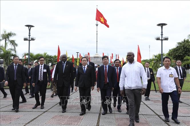 Chủ tịch Quốc hội Cuba Esteban Lazo Hernandez, Phó Chủ tịch thường trực Quốc hội Trần Thanh Mẫn và đại biểu hai nước thăm Di tích Kỳ đại Hiền Lương thuộc Khu di tích quốc gia đặc biệt Đôi bờ Hiền Lương - Bến Hải. Ảnh: Minh Quyết - TTXVN  