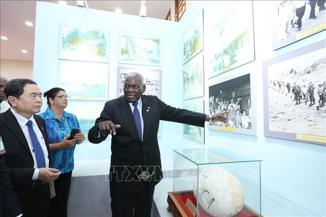 Chủ tịch Quốc hội Cuba Esteban Lazo Hernandez, Phó Chủ tịch thường trực Quốc hội Trần Thanh Mẫn và đại biểu thăm Nhà trưng bày 
