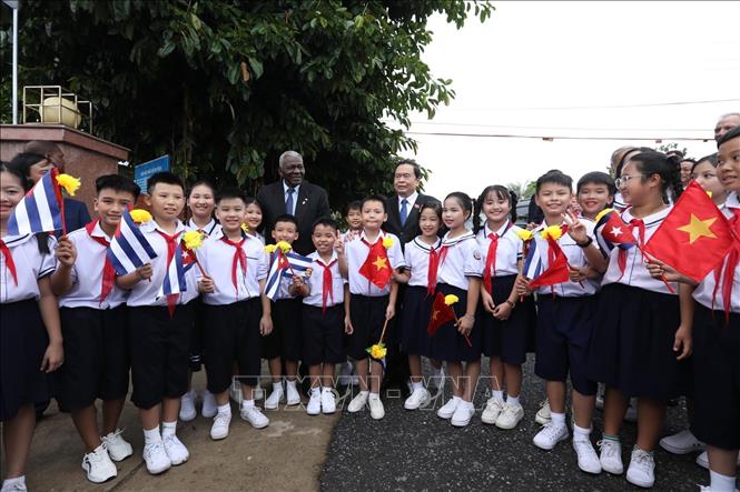 Chủ tịch Quốc hội Cuba Esteban Lazo Hernandez và Phó Chủ tịch thường trực Quốc hội Trần Thanh Mẫn với thiếu nhi tỉnh Quảng Trị tại Khu di tích quốc gia đặc biệt Đôi bờ Hiền Lương - Bến Hải. Ảnh: Minh Quyết - TTXVN 