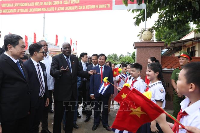 Chủ tịch Quốc hội Cuba Esteban Lazo Hernandez và Phó Chủ tịch thường trực Quốc hội Trần Thanh Mẫn với thiếu nhi tỉnh Quảng Trị tại Khu di tích quốc gia đặc biệt Đôi bờ Hiền Lương - Bến Hải. Ảnh: Minh Quyết - TTXVN 
