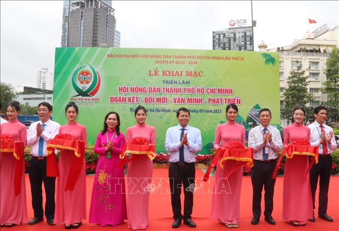Các đại biểu thực hiện nghi thức cắt băng khai mạc Triển lãm. Ảnh: Thu Hương - TTXVN