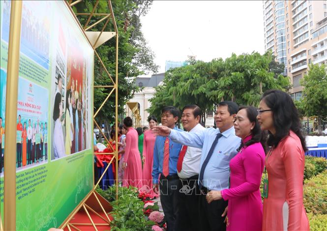 Các đại biểu tham quan khu vực Triển lãm. Ảnh: Thu Hương - TTXVN