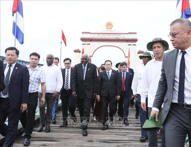 Đại biểu hai nước tới tham quan Di tích cầu Hiền Lương. Ảnh: Minh Quyết - TTXVN
