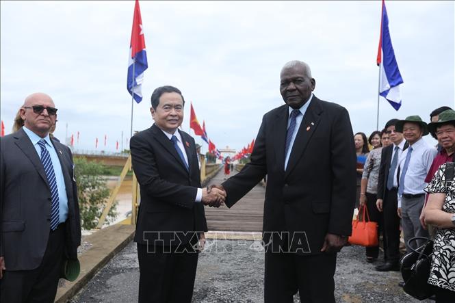 Phó Chủ tịch thường trực Quốc hội Trần Thanh Mẫn và Chủ tịch Quốc hội Cuba Esteban Lazo Hernandez tại Di tích cầu Hiền Lương. Ảnh: Minh Quyết - TTXVN