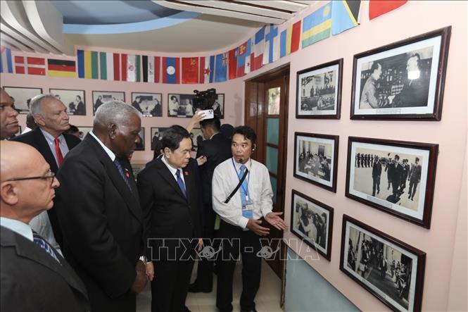 Phó Chủ tịch thường trực Quốc hội Trần Thanh Mẫn và Chủ tịch Quốc hội Cuba Esteban Lazo Hernandez tham quan Khu di tích Trụ sở Chính phủ Cách mạng lâm thời Cộng hoà miền Nam Việt Nam. Ảnh: Nhật Anh - TTXVN