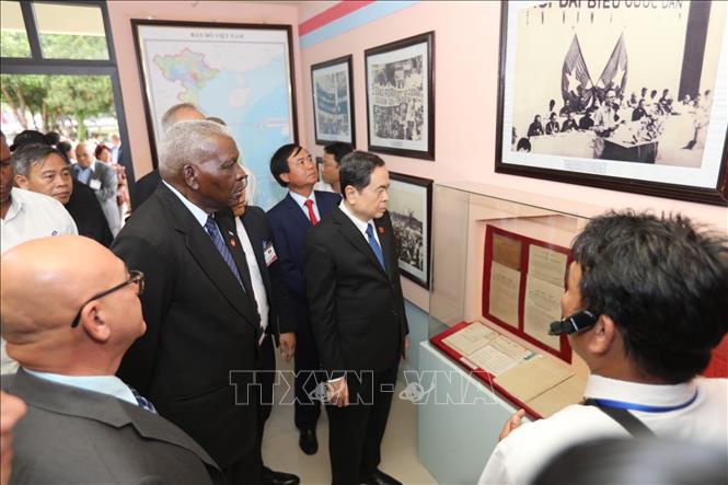 Phó Chủ tịch thường trực Quốc hội Trần Thanh Mẫn và Chủ tịch Quốc hội Cuba Esteban Lazo Hernandez tham quan khu di tích Trụ sở Chính phủ Cách mạng lâm thời Cộng hoà miền Nam Việt Nam. Ảnh: Nhật Anh - TTXVN