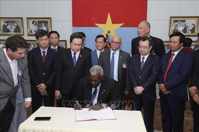 Chủ tịch Quốc hội Cuba Esteban Lazo Hernandez ghi sổ cảm tưởng khi đến thăm khu di tích Trụ sở Chính phủ Cách mạng lâm thời Cộng hoà miền Nam Việt Nam. Ảnh: Nhật Anh - TTXVN