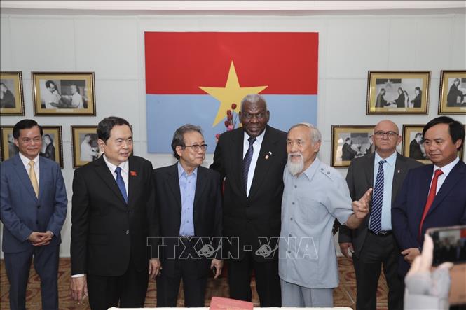 Phó Chủ tịch thường trực Quốc hội Trần Thanh Mẫn và Chủ tịch Quốc hội Cuba Esteban Lazo Hernandez tham quan khu di tích Trụ sở Chính phủ Cách mạng lâm thời Cộng hoà miền Nam Việt Nam. Ảnh: Nhật Anh - TTXVN