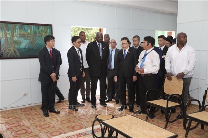 Phó Chủ tịch thường trực Quốc hội Trần Thanh Mẫn và Chủ tịch Quốc hội Cuba Esteban Lazo Hernandez tham quan khu di tích Trụ sở Chính phủ Cách mạng lâm thời Cộng hoà miền Nam Việt Nam. Ảnh: Nhật Anh - TTXVN