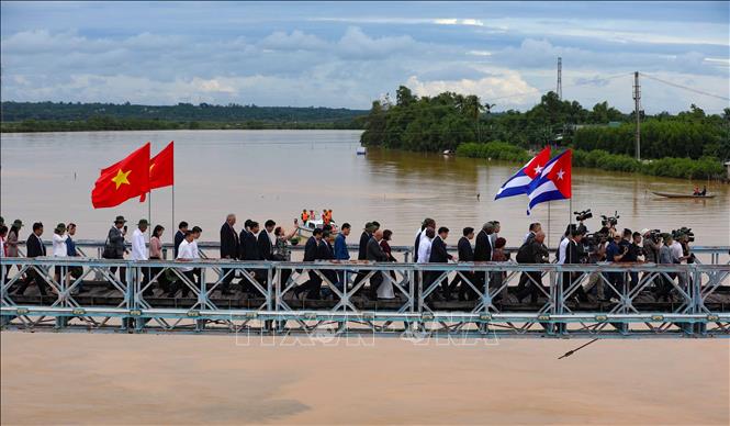 Đoàn đại biểu Cuba thăm cầu Hiền Lương thuộc Khu du tích quốc gia đặc biệt Đôi bờ Hiền Lương - Bến Hải (huyện Vĩnh Linh). Ảnh: Thanh Tùng - TTXVN