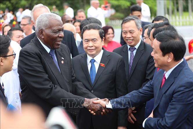 Đoàn đại biểu Cuba tới thăm Khu du tích quốc gia đặc biệt Đôi bờ Hiền Lương - Bến Hải (huyện Vĩnh Linh) trong sự chào đón nồng nhiệt của các đại biểu và người dân địa phương. Ảnh: Nhật Anh - TTXVN