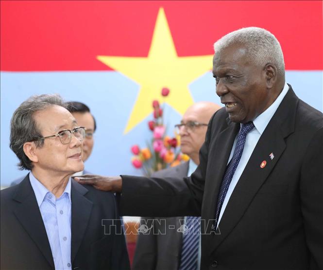 Chủ tịch Quốc hội Cuba Esteban Lazo Hernandez thân mật trò chuyện cùng nhân chứng lịch sử khi thăm Di tích Trụ sở Chính phủ Cách mạng lâm thời Cộng hoà miền Nam Việt Nam tại Quảng Trị. Ảnh: Thanh Tùng - TTXVN 