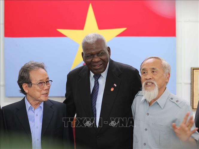 Chủ tịch Quốc hội Cuba Esteban Lazo Hernandez thân mật trò chuyện cùng các nhân chứng lịch sử khi thăm Di tích Trụ sở Chính phủ Cách mạng lâm thời Cộng hoà miền Nam Việt Nam tại Quảng Trị. Ảnh: Thanh Tùng - TTXVN 