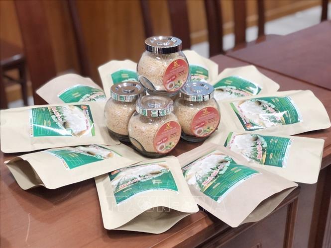 Sản phẩm muối là một trong những nông đặc sản huyện Cần Giờ, Thành phố Hồ Chí Minh được đầu tư cả chất lượng lẫn mẫu mã bao bì. Ảnh: Mỹ Phương - TTXVN