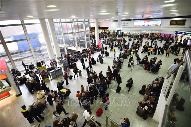 Hành khách tại sân bay Gatwick ở thủ đô London, Anh. Ảnh: AFP/TTXVN
