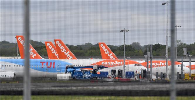 Các máy bay đỗ tại sân bay Gatwick ở thủ đô London, Anh. Ảnh: AFP/TTXVN