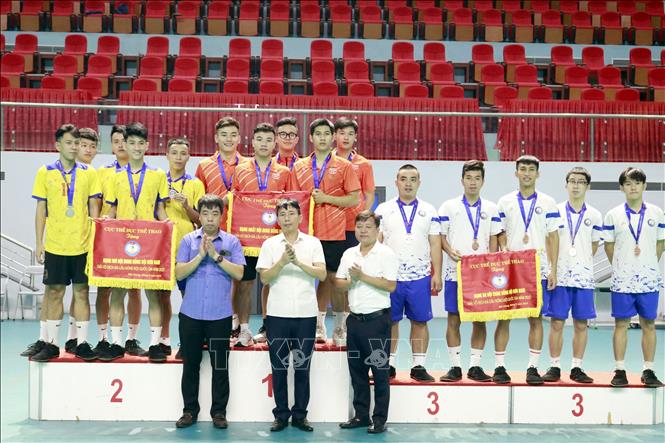 Ban Tổ chức trao Huy chương cho các đội đạt thành tích ở nội dung đồng đội đơn nam. Ảnh: Đồng Thúy - TTXVN