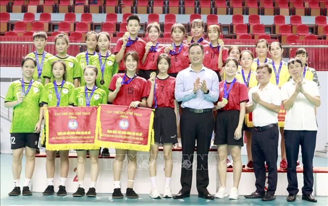 Ban Tổ chức trao Huy chương cho các đội đạt thành tích ở nội dung đồng đội đôi nữ. Ảnh: Đồng Thúy - TTXVN