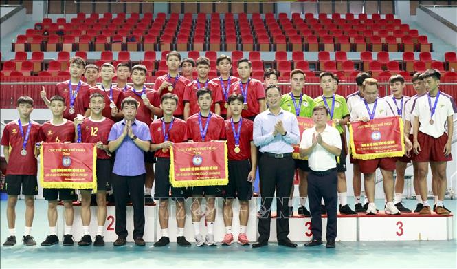 Ban Tổ chức trao Huy chương cho các đội đạt thành tích ở nội dung đồng đội đôi nam. Ảnh: Đồng Thúy - TTXVN